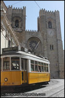 A streetcar passes by the Sé Catedral